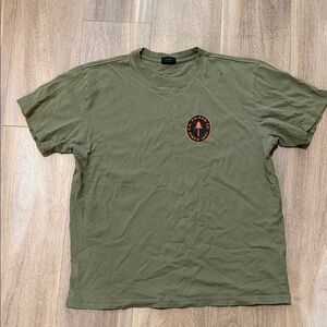 FILSON OUTFITTER GRAPHIC TEE - OLIVE